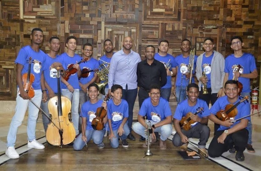 Alunos e professores do Conservatório com seus instrumentos