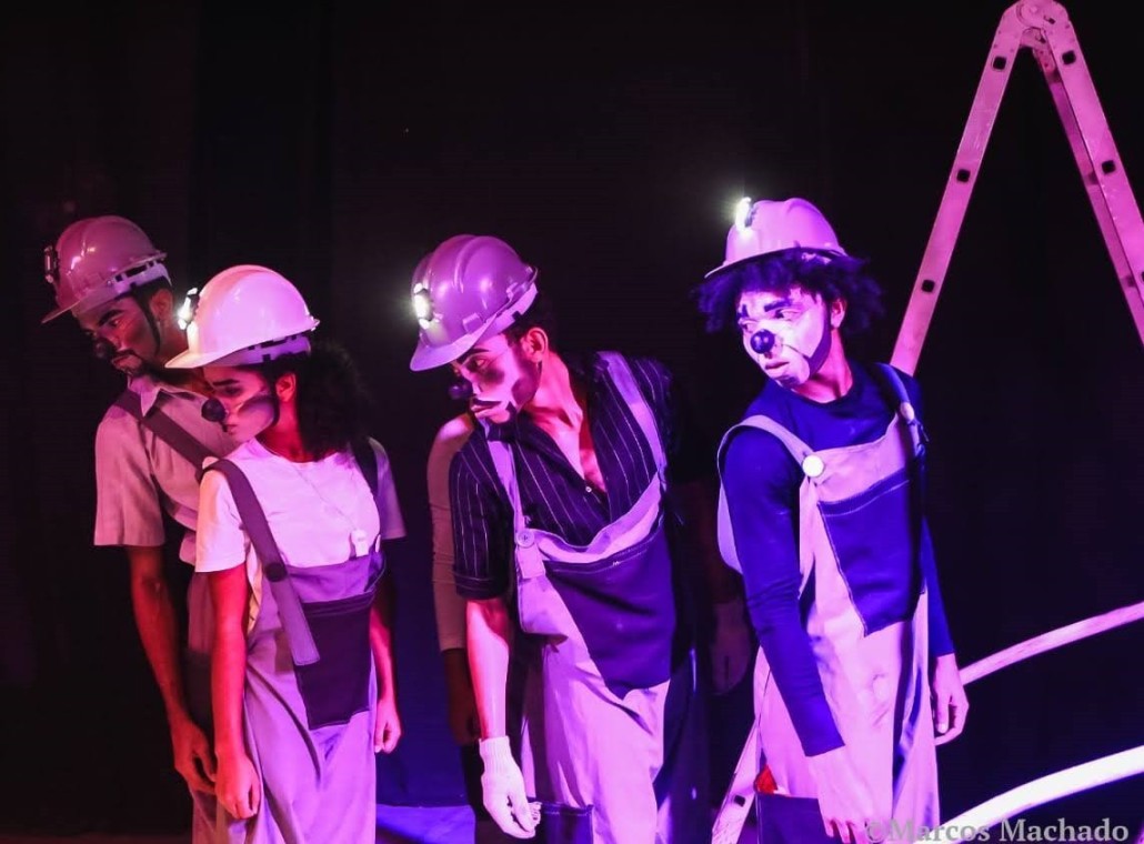 Alunos em aula de teatro