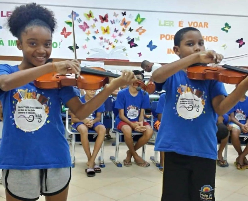 violino 2 Crianças em aula de violino